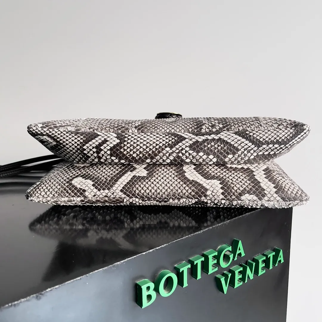 Batch 3960 BOTTEGA VENETA women's crossbody bag The rich version of Liberta is new, with gentle yet tough knitted beauty and wild python skin 🐍 This is a fashion exclusive for successful ladies who pursue wild beauty. Each snake skin is unique and cannot be copied. It is the return of pragmatism. In the winter of 2024, it is mostly worn cross-body Mainly large capacity, Liberta has a single layer inside, a wide opening, and a zipper-free design, which corresponds to the meaning of its name. It is free and not restricted. The advantage of "large single room" is that it is easy to find items when the clothes are complicated in winter. It can be held in hand or carried on the shoulder to adapt to various occasions. Style number: 806034 Size: 30*20*8cm